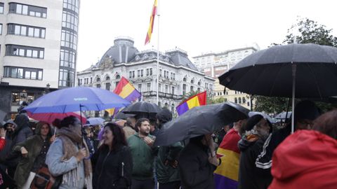 Manifestantes en la protesta republicana y en defensa del pueblo palestino organizada en la plaza de la Escandalera durante la entrega de los Premios Princesa de Asturias 2023.