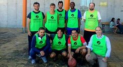 Los voluntarios de la oeneg� que disputaron el encuentro en la prisi�n.