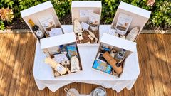 Unas emprendedoras acaban de lanzar unas cajas que incluyen distintos productos gallegos para que los establecimientos hoteleros agasajen a los visitantes peludos.