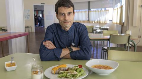 scar Fernndez sac en el 2006 la plaza de oficial de cocina y trabaj en varias guarderas, colegios y centros de mayores. Desde el 2013 es el chef del comedor escolar de Portomouro, que da servicio actualmente a 66 nios de entre 3 y 11 aos. Contando con el profesorado y conmigo, somos 76 en total, matiza este vecino de Santiago y un padre de familia que tiene la medida cogida al paladar infantil.