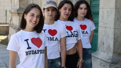 Luca Martnez, Daniela Prada, Paloma Vilario y Uxa Rey posan con sus camisetas.