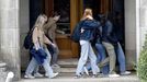 Un grupo de estudiantes pasean por el campus universitario.