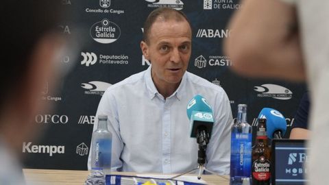 Quique Domnguez confa en la salvacin del Cangas, equipo que dirige por primera temporada.