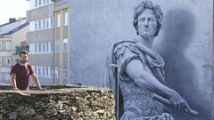 Diego As posa en uno de los cubos de la Muralla, junto al ic�nico mural de Julio C�sar