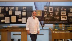 Jose Manuel V�zquez Lijo frente a algunos de los documentos expuestos en el Museo Marea
