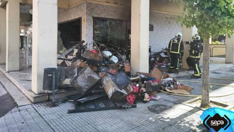 Parte del mobiliario del local qued completamente destruido por las llamas.