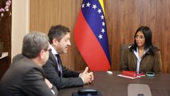 La presidenta encargada de Venezuela, Delcy Rodr�guez, en la reuni�n con representantes de Repsol.