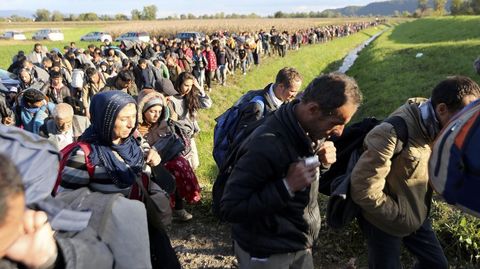 Refugiados en las afueras de Brezice, en Eslovenia