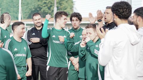 Fabio y Pujol visitaron a los jugadores del equipo Genuine del Racing antes de su cita en Asturias. 