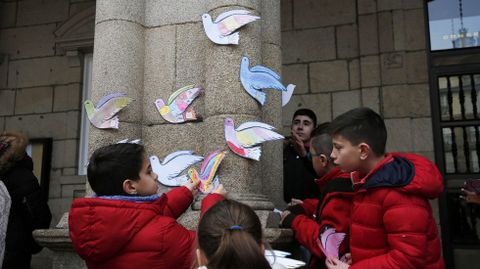 Paz Ourense.Lectura de manifiesto y suelta de globos en la praza Maior de Ourense