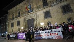 Un centenar de personas durante la concentracin hoy en Oviedo contra la decisin del Tribunal Superior de Justicia de Navarra (TSJN) de confirmar la sentencia que condena a los miembros de la Manada por abuso sexual y no por violacin, como pedan las acusaciones