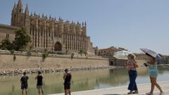 Turistas protegi�ndose del calor en Palma el 1 de agosto