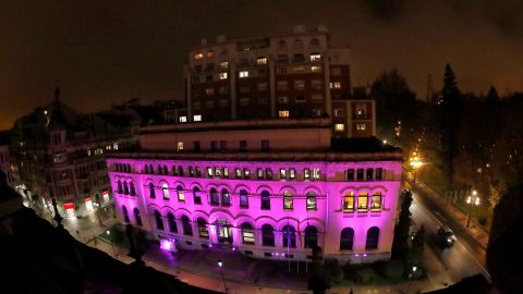 Presidencia. iluminado en morado