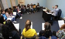 Jos� Luis V�zquez, en un ensayo con los j�venes cantores de la Escolan�a de la Catedral. 