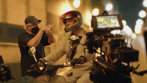Fincher da indicaciones a Fassbender durante el rodaje del filme �The Killer�.
