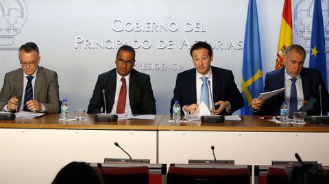 El consejero de Presidencia, Guillermo Martínez, junto con el consejero de Infraestructuras, Ordenación del Territorio y Medio Ambiente, Fernando Lastra; el viceconsejero de Medio Ambiente, Benigno Fernández Fano, y el director general de Calidad Ambiental, Manuel Gutiérrez.El consejero de Presidencia, Guillermo Martínez, junto con el consejero de Infraestructuras, Ordenación del Territorio y Medio Ambiente, Fernando Lastra; el viceconsejero de Medio Ambiente, Benigno Fernández Fano, y el director general de Calidad Ambiental, Manuel Gutiérrez