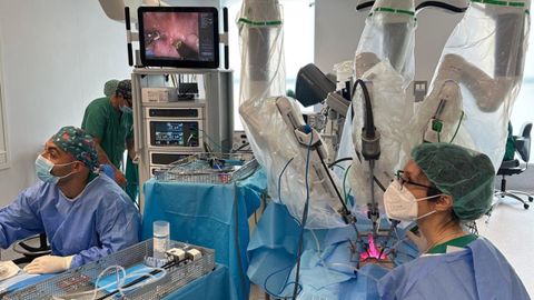 Intervenci�n quir�rgica en el Hospital de Cabue�es