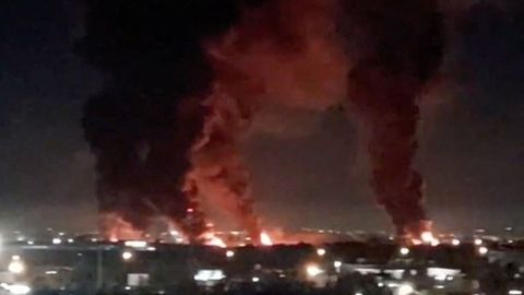 Columnas de humo en el aeropuerto Mehrabad, de Teher�n.