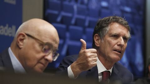 El presidente del banco Sabadell, Josep Oliu, y el consejero delegado, Jaime Guardiola