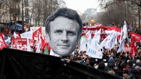 Una pancarta encabezada por el rostro de Macron, durante la manifestaci�n del jueves en Par�s contra la reforma de las pensiones del Gobierno galo