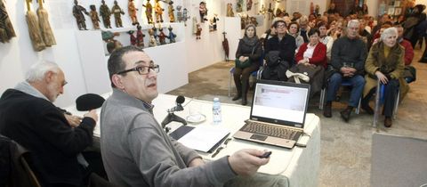 Montenegro, con Felipe Arias, durante una charla sobre el monumento en el Museo Provincial. 
