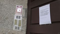 En el portal 16 de la avenida de Co�mbra, donde los vecinos denuncian la existencia de dos narcopisos, han colocado un cartel advirtiendo que, por el estado de alarma, denunciar�n a los toxic�manos si los ven en la calle