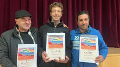 Oliver lvarez (centro), ganador de los primero de los premios concedidos por el Club Parapente Quiroga. A la derecha, Xaime Martnez y a la izquierda, Juan Carlos Abreu, que ganaron respectivamente el segundo y el tercer premio