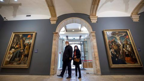 Paseante en la exposici�n 33 obras maestras del arte espa�ol, en el Museo de Bellas Artes de Asturias