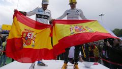 Fernando Alonso y Carlos Sainz posan con la bandera de Espa�a