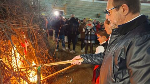 S�nchez encendiendo la candela.