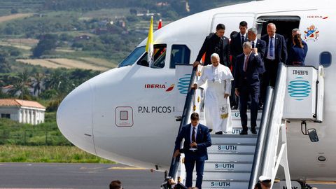 Momento en el que el papa sali� del avi�n acompa�ado por el rey.