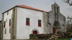 El antiguo palacio obispal adosado a la iglesia rom�nica de San Paio de Diomondi fue restaurado en el 2015 despu�s de haber sufrido un derrumbe en su fachada principal