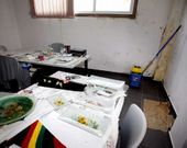 El edificio vecinal de Fontercamoa precisa reparaciones urgentes.
