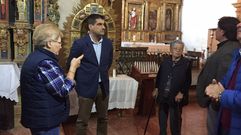 Gabriel Al�n, durante su visita a la iglesia de San Pedro de Correxais.