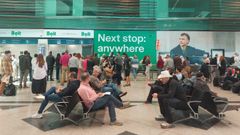 Viajeros en el aeropuerto de Oporto, este�lunes