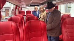 El alcalde, al fondo, con la responsable de la empresa, en la presentaci&oacute;n del bus rural
