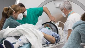 M�dicos del Sergas efect�an una prueba m�dica a un paciente.