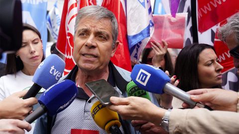 Cristobal Puente, secretario de Enseñanza de UGT, atiende a los medios durante la manifestación de este domingo de Educación