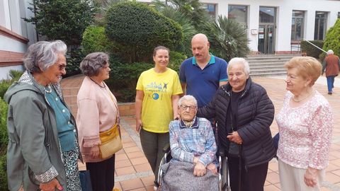 La abuela de Galicia, con familiares y vecinos al salir del colegio electoral