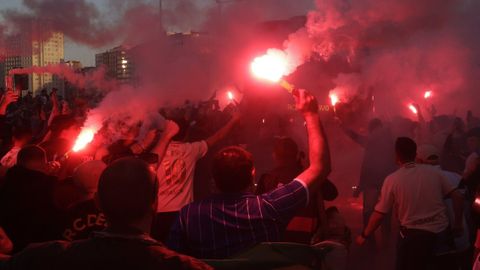 Aficionados del Deportivo, durante el recibimiento al autob&uacute;s antes del partido contra el Zaragoza del s&aacute;bado.