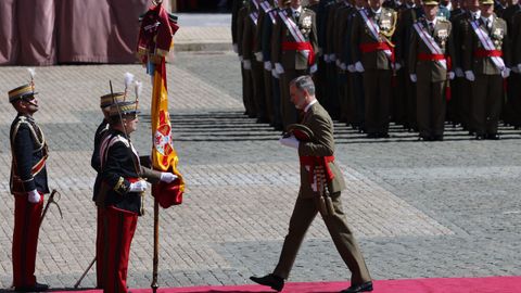El rey Felipe VI se dispone a besar la enseña nacional, tras él lo han hecho sus más de 200 compañeros de promoción.