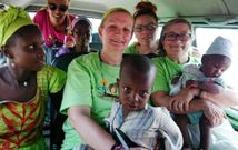 Pilar Mart�nez (a la derecha), Aurora, Andrea y Ana con ni�os y madres de Senegal en uno de sus viajes.