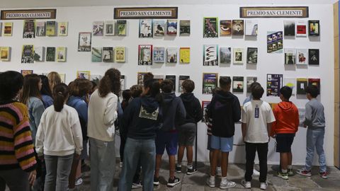 Alumnos de secundaria de un instituto santiagués