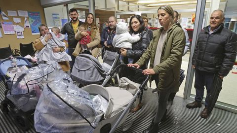 Un grupo de padres de Marn, este mircoles, en el centro de salud de la localidad