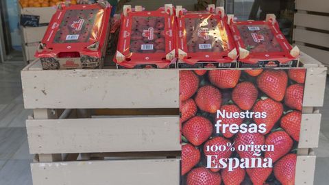Frutería Todo Fresco, en la rúa das Orfas, que aclara en un certificado la procedencia de las fresas