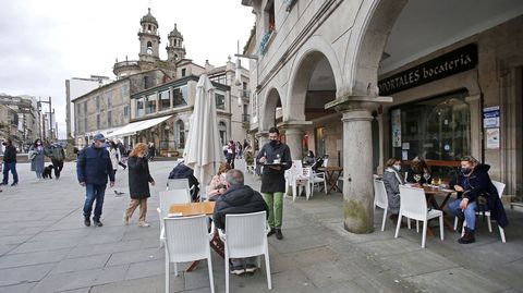 Terrazas llenas en la zona vieja de Pontevedra