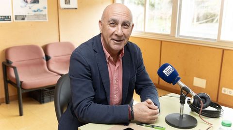 Javier Sar, alcalde de Mux�a, nunha visita a Radio Voz Berganti�os 