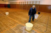 Las goteras obligaron a clausurar el gimnasio del colegio p�blico de Pontecesures.