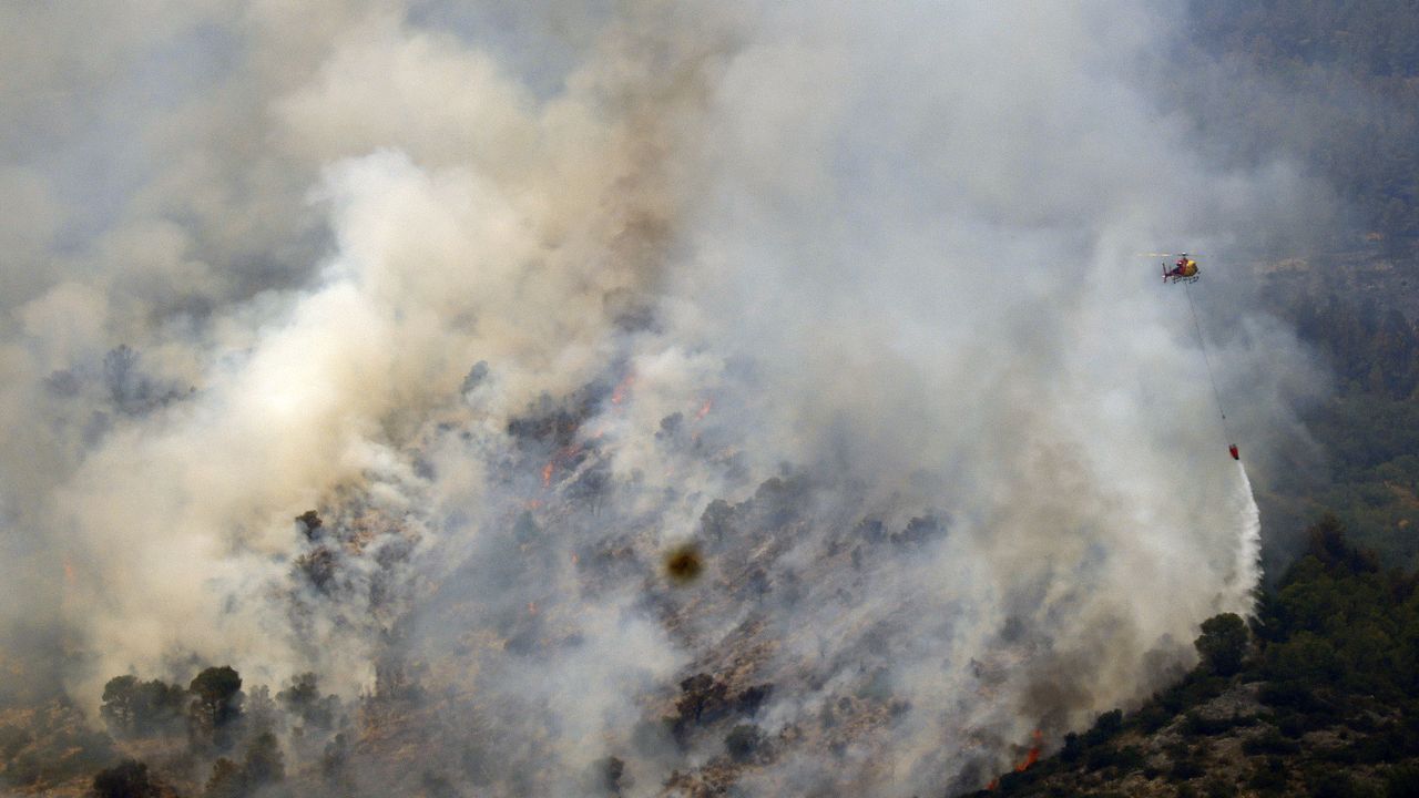 Los bomberos esperan controlar el incendio de Tarragona a medianoche