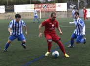 El muxi�n Adri�n Negro presionado por Manu y Alan. 